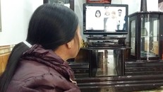 Bà Nguyệt chỉ thích xem tivi