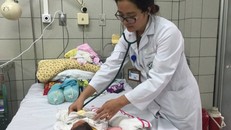 2 bé sơ sinh bị nhiễm khuẩn được ra viện hôm nay