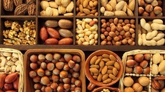 Ăn những loại hạt nào để da hết khô, môi đỡ nẻ?