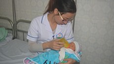 Nhân viên BV đa khoa tỉnh Hòa Bình chăm sóc con gái sản phụ A 
