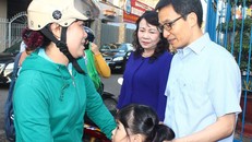 Phó thủ tướng Vũ Đức Đam thăm hỏi công nhân đến gửi con tại trường mầm non (Ảnh Zing)