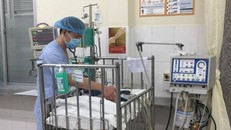 Bác sĩ BV Nhi Trung ương đang chăm sóc sức khỏe trẻ sơ sinh