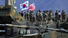 Binh sỹ Hàn Quốc và Mỹ trong cuộc tập trận chung tại Pocheon, cách thủ đô Seoul của Hàn Quốc 65km về phía Đông Bắc, ngày 26/4. (Nguồn: AFP/TTXVN)