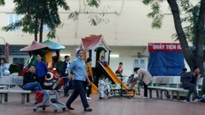 Sân chơi cho trẻ em ở BV Nhi lúc nào cũng đông đúc