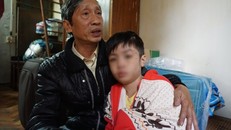 Bé Gia Kh. trong vòng tay người thân