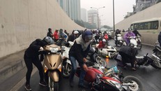 Mưa ướt, hầm Kim Liên trơn trượt khiến nhiều chị em ngã xe