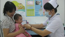 Các mẹ nên đưa con tiêm vacxin phòng sởi để tránh dịch bệnh