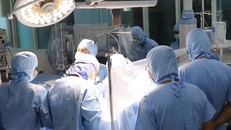 Các bác sĩ bệnh viện quận Thủ Đức, TP HCM thực hiện ca mổ