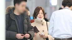 Song Hye Kyo đi cùng trợ lý, không có ông xã Song Joong Ki tháp tùng