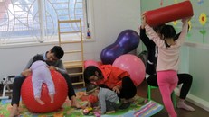 Trẻ em đến mầm non Trúc Lâm vừa học vừa kết hợp các bài tập vật lý trị liệu phù hợp