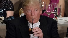 Tổng thống Mỹ Donald Trump uống 12 lon soda mỗi ngày
