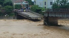 Cầu Thia bất ngờ đổ sập khiến 8 người chết và mất tích