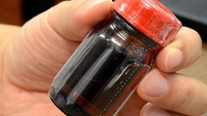 Mỗi lọ thuốc dạng dung dịch có thể chứa đến 2.500 quả trứng giun - ảnh do nhóm nghiên cứu cung cấp