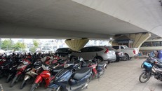 Hà Nội: Ngang nhiên biến gầm cầu thành bãi giữ xe