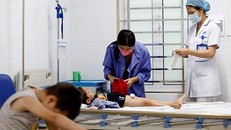 Bệnh viện Da liễu đã chi hơn 1 tỷ điều trị sủi mào gà cho trẻ ở Hưng Yên