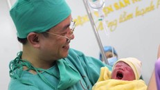 Bé gái đầu tiên chào đời bằng thụ tinh trong ống nghiệm tại BV Sản Nhi Quảng Ninh