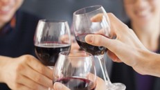 Sinh hoạt không điều độ là một trong những nguyên nhân gây bệnh gout ở người trẻ 