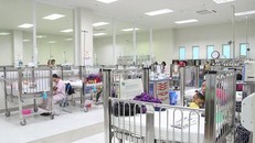 Trẻ nhập viện điều trị tại khoa Cấp cứu - BV Nhi Trung ương.