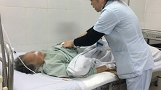 Xương cá 4cm đâm thủng ruột cụ bà 72 tuổi