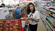 Bà Yingluck bị bắt gặp đang mua sắm tại London