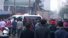 Các nạn nhân đang được đưa đi cấp cứu tại Bệnh viện tỉnh