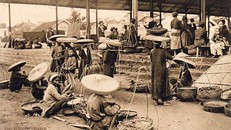 Cảnh buôn bán ở chợ Đồng Xuân xưa khi khu chợ chưa được xây dựng hoàn thiện