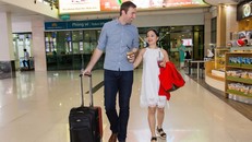 Lan Phương đi giày cao gót vẫn chưa đến vai bạn trai Tây