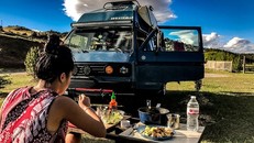 Cặp đôi bán sạch tài sản, leo lên xe tải cùng nhau ‘đi khắp thế gian’