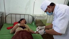 Bác sĩ đang thăm khám cho bệnh nhân mắc hội chứng viêm da dày sừng bàn tay, bàn chân