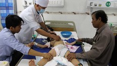 Cha pha thuốc sâu vào sữa cho 3 con uống rồi tự tử