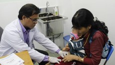 Bác sĩ thăm khám cho một bé trai bị chứng vùi dương vật