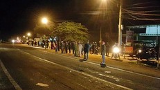 Lực lượng chức năng và người dân sơ tán ra đường khi xảy ra vụ nổ. Ảnh: CTV