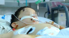 Hiện tại bé trai vẫn đang được tiếp tục chăm sóc trong bệnh viện (Ảnh: Hoàng Lê)