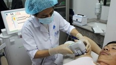 Bác sĩ tiến hành điều trị hôi nách không cần phẫu thuật cho bệnh nhân tại BV Da liễu Trung ương