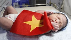 Bé trai cân nặng 3,2 kg con sản phụ NTML (30 tuổi, Vĩnh Long) chào đời trước giờ bóng lăn...