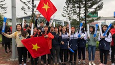 Các bạn trẻ hô vang "Việt Nam"