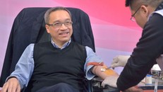 Để động viên, kêu gọi các cán bộ, viên chức Bộ TT&TT tham gia sự kiện ý nghĩa này, Thứ trưởng Phan Tâm đã tiên phong ngồi vào ghế kiếm tra sức khỏe và hiến máu. Ảnh: Thanh Hà