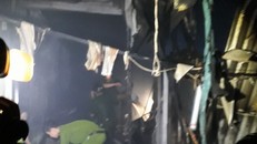 Cảnh sát khám nghiệm hiện trường hỏa hoạn ở chợ Chà Là. Ảnh: Nhật Tân.