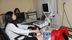 Khám chữa bệnh cho bệnh nhân tại Bệnh viện Đa khoa Hà Đông. Ảnh: Bá Hoạt