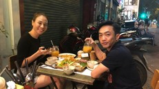 Cặp đôi cùng đón một buổi tối lễ tình nhân lãng mạn tại một quán ăn vỉa hè đơn giản