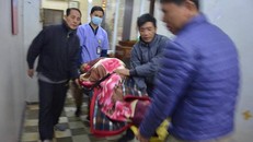 Trung tâm Cấp cứu 115 Hà Nội nhanh chóng đưa một cụ bà vào viện...