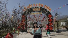 Lễ hội khèn hoa biến không gian khu vực cổng vào Sun World Fansipan Legend thành một “bản làng vùng cao” độc đáo