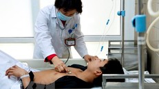 Cấp cứu điều trị bệnh nhân bị ngộ độc liên quan đến rượu tại Bệnh viện Bạch Mai. (Ảnh: Dương Ngọc/TTXVN)