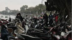 Điểm trông xe tự phát trên vỉa hè đường Thanh Niên, ven bờ hồ Trúc Bạch thu giá gấp đôi quy định