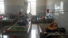 Các em học sinh được nhập viện để cấp cứu và theo dõi bệnh tình