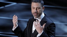 Jimmy Kimmel phát biểu khai mạc lễ trao giả Oscar năm nay - Ảnh: Reuters