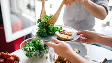 Những thói quen ăn uống khiến bạn hay bị đầy hơi, sình bụng