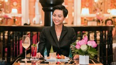 H’ He Niê thích thú với nội thất của nhà hàng được trang trí như một bảo tàng thu nhỏ.