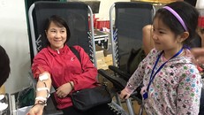 Chị Phan Thuý Bích và con gái nhỏ tại Lễ hội Xuân hồng