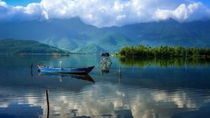 Ngay gần Lăng Cô có một đầm nước đẹp chẳng khác gì đảo Điệp Sơn